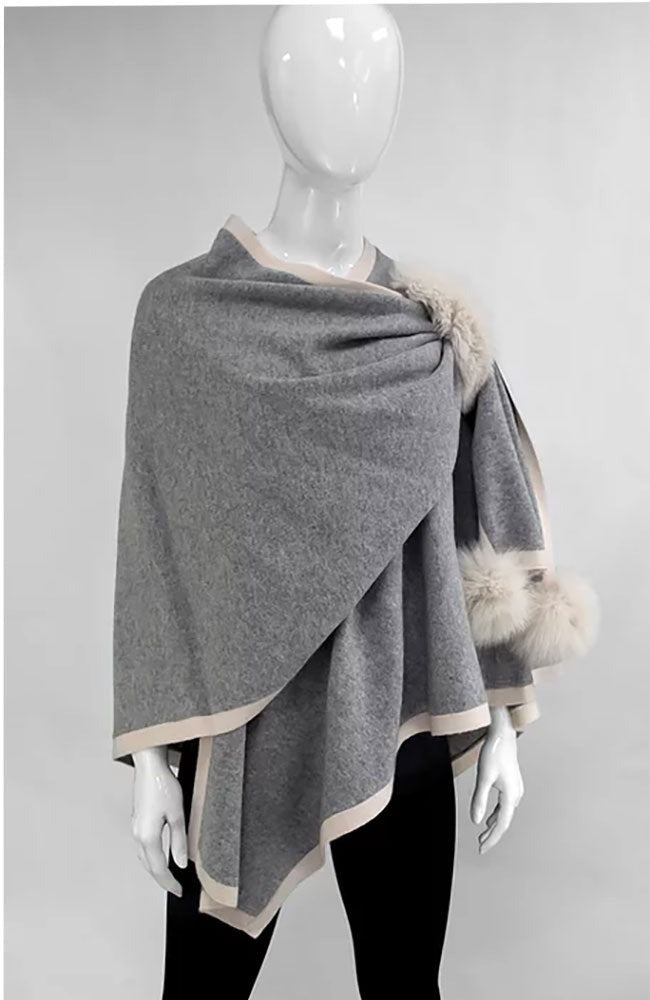 Cape en tricot avec bordure en renard